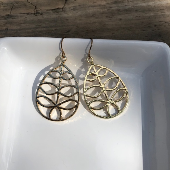 Vintage Gold Leaf Teardrop Dangle Earrings - Picture 3 of 4